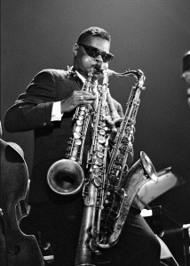 Rassan Roland Kirk playing simultaneously a tenor sax, a stritch and manzello.